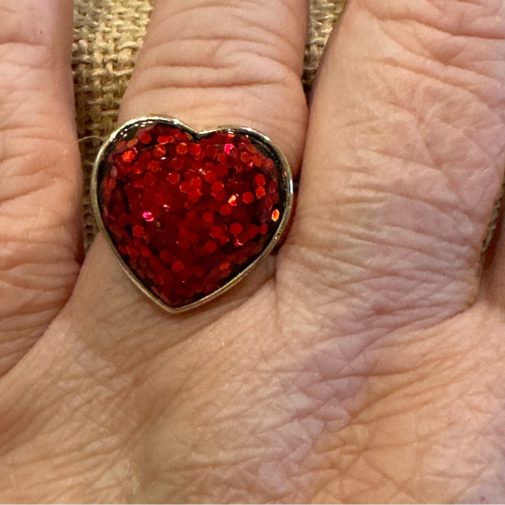 Liz Claiborne gold tone ring w/ Red glittered Heart stretch, size 7.5 to 8.5.